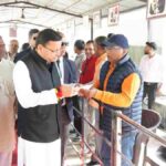 मुख्यमंत्री धामी ने अपने खटीमा भ्रमण के दूसरे दिन लोहियाहेड तथा हेलीपेड परिसर में जनप्रतिनिधियों और आमजन से की भेंट