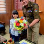 एसएसपी देहरादून से मिलने पहुँची उनकी एक नन्ही प्रशंसक, नन्ही मेहमान ने दून पुलिस कप्तान को फूलों के साथ दिया सुरक्षा के प्रति आभार