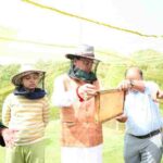 मुख्यमंत्री आवास परिसर में किया गया शहद निष्कासन कार्य, पहले चरण में निकाला गया 60 किलोग्राम शहद