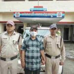 अर्बन को- ऑपरेटिव बैंक में जालसाजी कर बैंक से करोडों रूपये की धनराशि का गबन करने वाले तत्कालीन बैंक प्रबन्धक को पुलिस ने किया गिरफ्तार