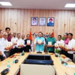 ‘‘मुख्यमंत्री ने किया ‘सेवा विधि‘ पुस्तक का विमोचन‘‘