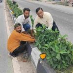 सीएम पुष्कर सिंह धामी के विजन को मिली रफ्तार, बंशीधर तिवारी के नेतृत्व में हरा-भरा हो रहा दून, कार्यालय जाते समय पौधरोपण अभियान पर पड़ी नजर, उपाध्यक्ष बंशीधर तिवारी ने रुककर परखी हरियाली की जमीनी हकीकत