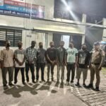 सड़क किनारे खुले में शराब पीने वाले शराबियों को दून पुलिस ने सिखाया कानून का पाठ, 8 व्यक्तियों को पुलिस ने लिया हिरासत में