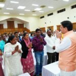 सीएम धामी ने मुख्य सेवक सदन में अनुसूचित जाति एवं अनुसूचित जनजाति समुदाय के लोगों से किया संवाद, दूरस्थ क्षेत्रों से आए लोगों से संवाद कर मुख्यमंत्री ने सुनी समस्याएं, समाधान के लिए अधिकारियों को दिए निर्देश